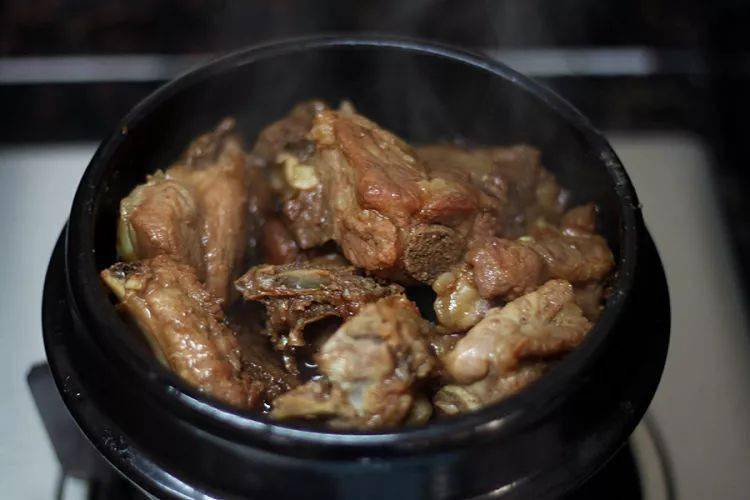 美味|这道干锅排骨也太美味了吧！隔壁邻居家的小孩都馋哭了！