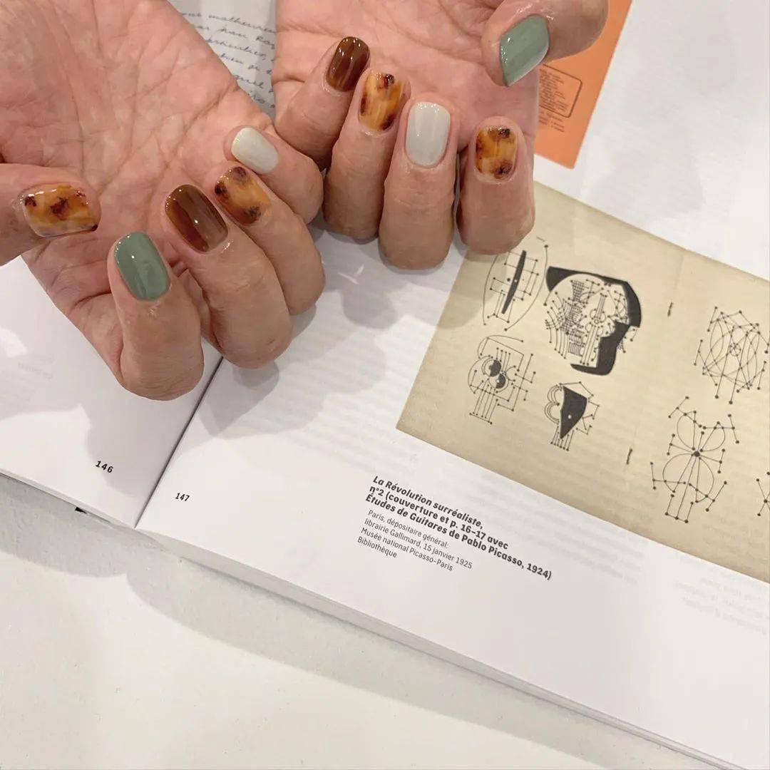 款式|赶紧存图！40款秋冬美甲，显白不挑人！