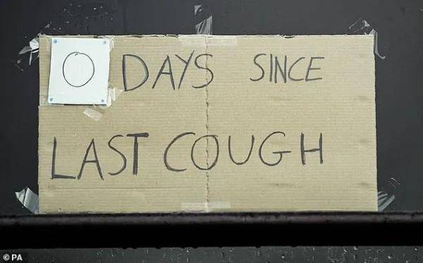 开新|英国大学生们想出新玩法！开新冠派对：不确诊不让进