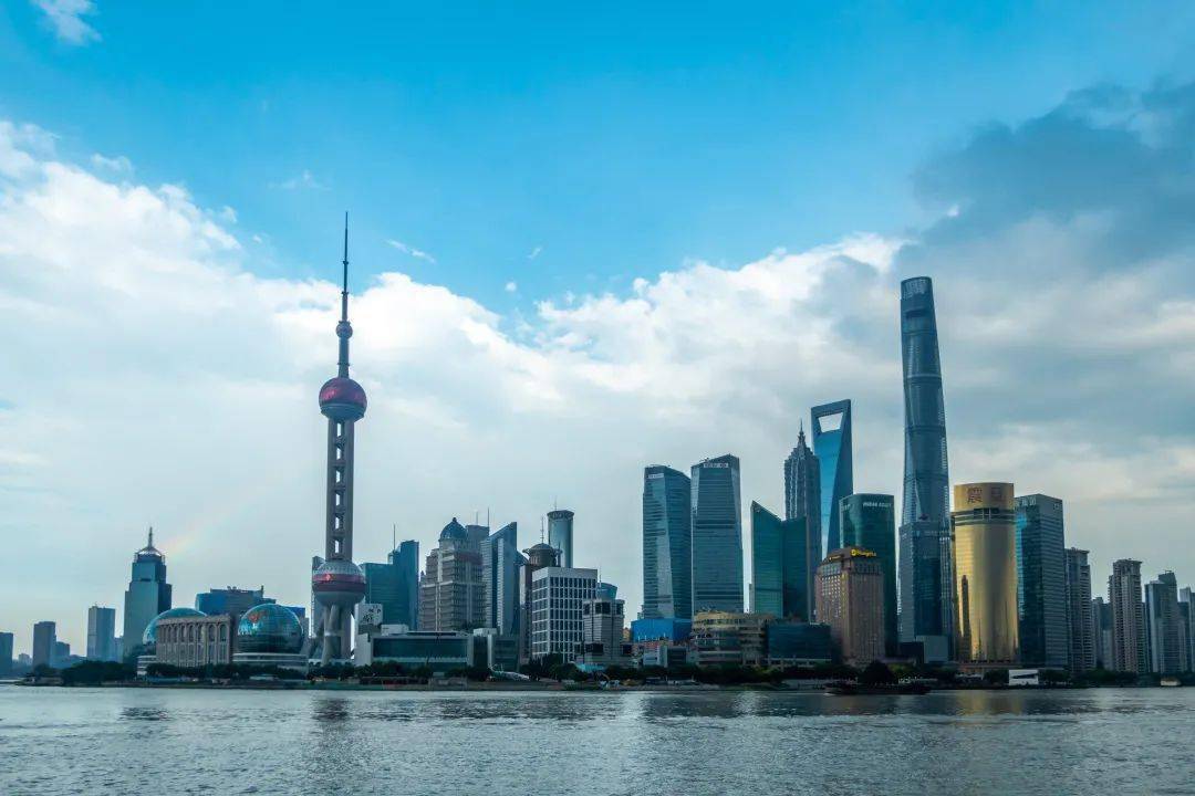1 2 上海浦东cbd之于陆家嘴,是我国最有影响力,最繁华的金融中心之一