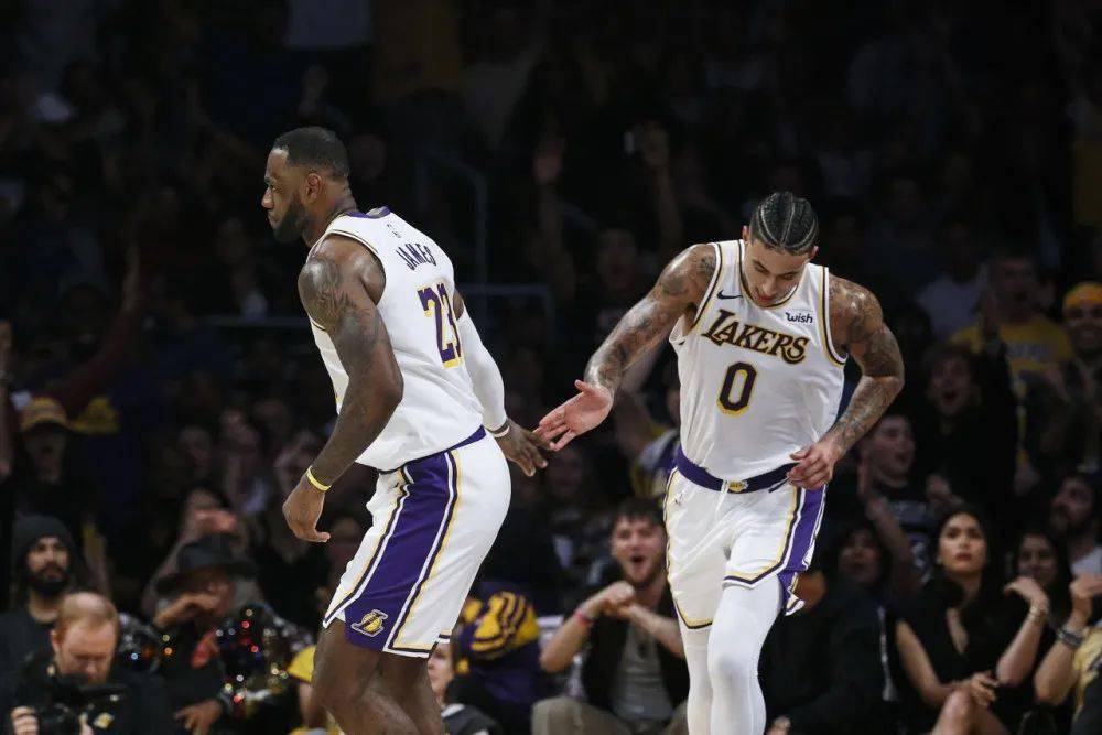 詹姆斯总冠军奖杯合影 1a22be2080a14699baf642c8e9dc277c.jpeg