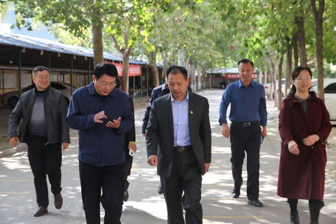 县教体局党组书记王怀礼,正科级干部郭丽翠一行轻车简从,深入冠县实验
