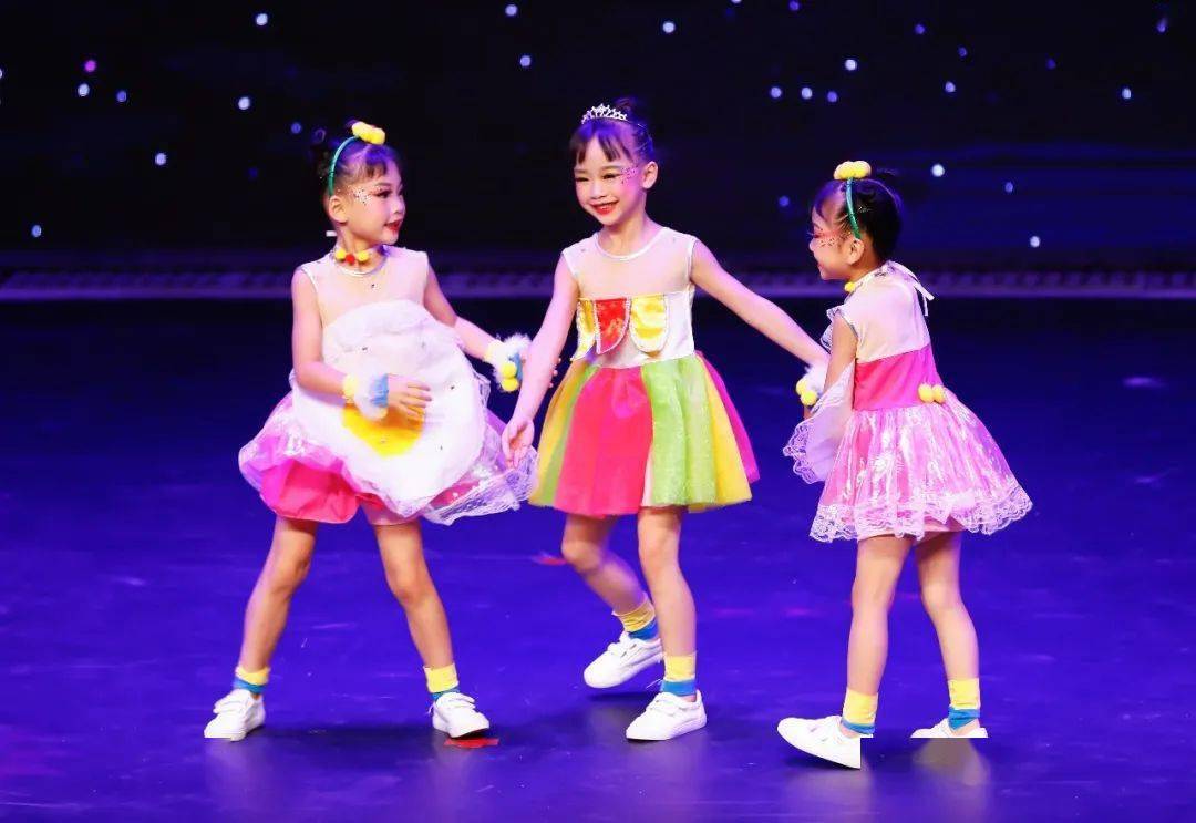 林欣怡,李琼表演者:李紫含,梁逸然,黎宸伊(幼儿组三人舞)咯吱咯吱