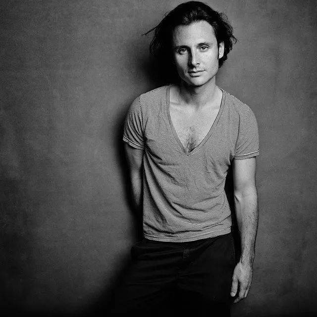 时尚|年度时尚美剧，我一天看完并爱上了全剧所有的男人！