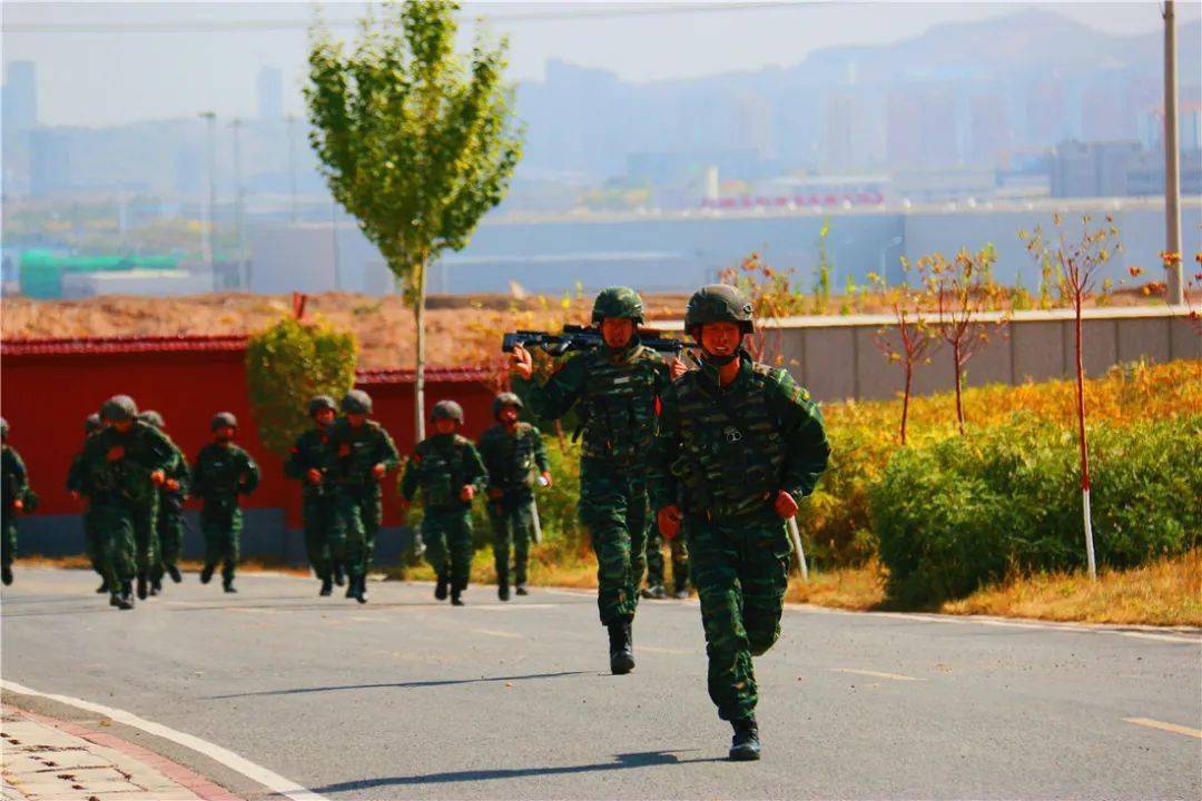 今天请跟随镜头 一起走进武警新疆总队机动二支队 带你体验练兵场上