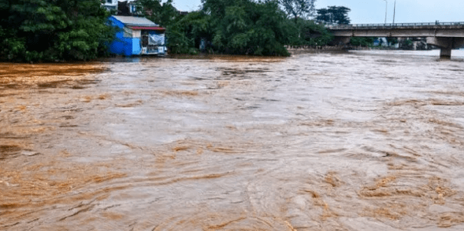 越南中部遭遇严重暴雨洪涝灾害多地淹没在洪水之中