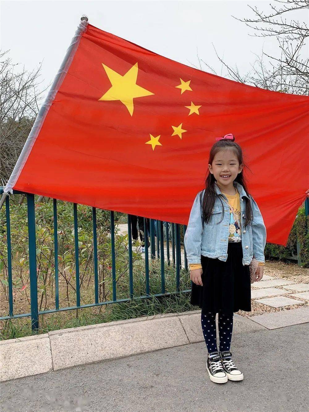 与国旗合影贺祖国华诞