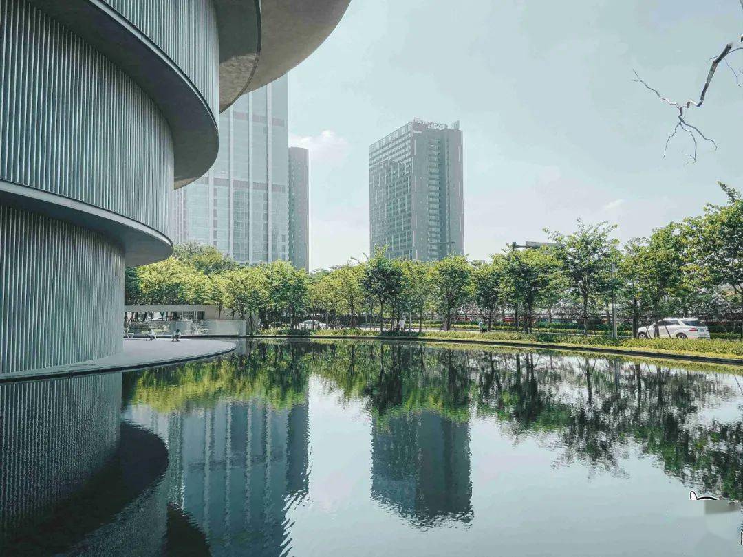 夹岸花园是由 安藤忠雄设计的开放式花园,是美术馆的亮点之一.