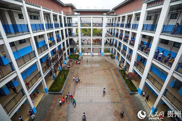 10月12日,贵州省毕节市七星关区柏杨林街道柏杨林恒大阳光小学的学生