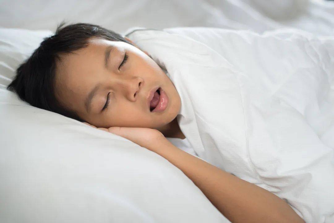 孩子张嘴睡觉会变丑,贴上胶布真的有效吗?