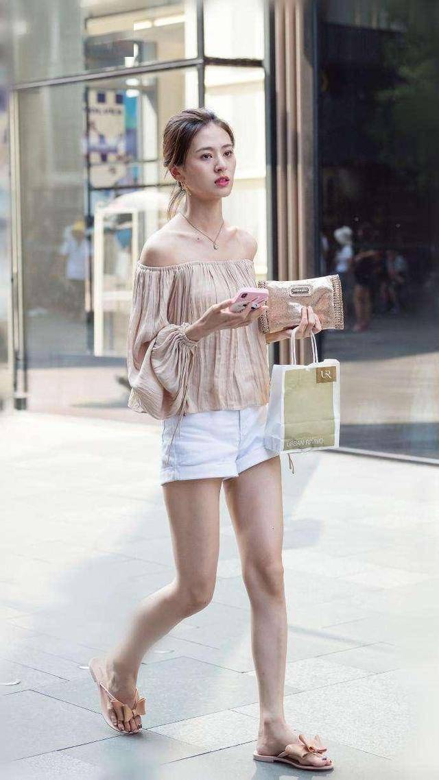 姑娘|街拍：靓丽清新的高颜值小姐姐，气质出众秀出好身材