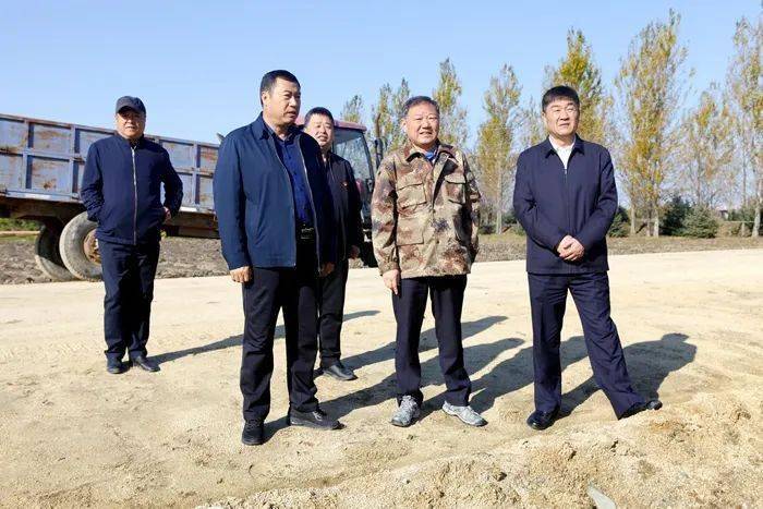 蒋长春先后来到农场有限公司第一管理区水田和旱田地块,重点查看水稻