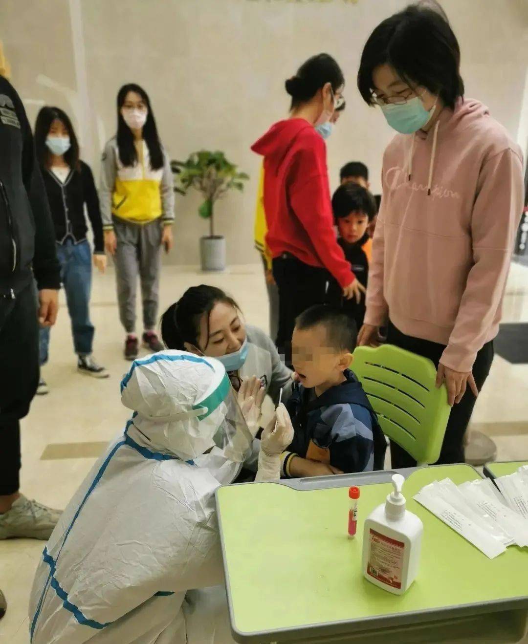 检测|70分钟60个娃！这个核酸检测“慢动作”背后的故事，很暖心…