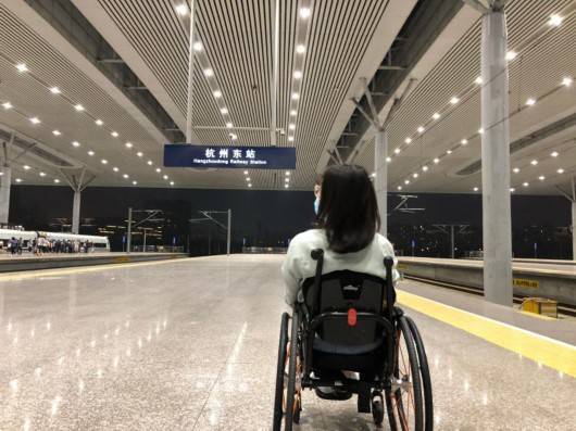 轮椅|考试恋爱工作旅游样样行，B站爆火的轮椅少女，如何“飙”出飞驰人生？