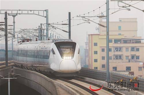 随着城轨的开通,水乡片区群众实现了在"家门口"乘坐城际列车直通广深