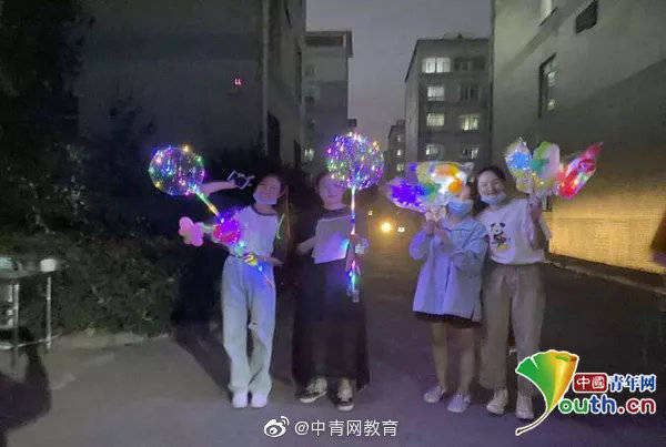 抗癌|患癌女大学生校园内卖花救母 自己已坚持抗癌七年