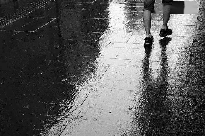 那个在大雨中挣扎前行的人