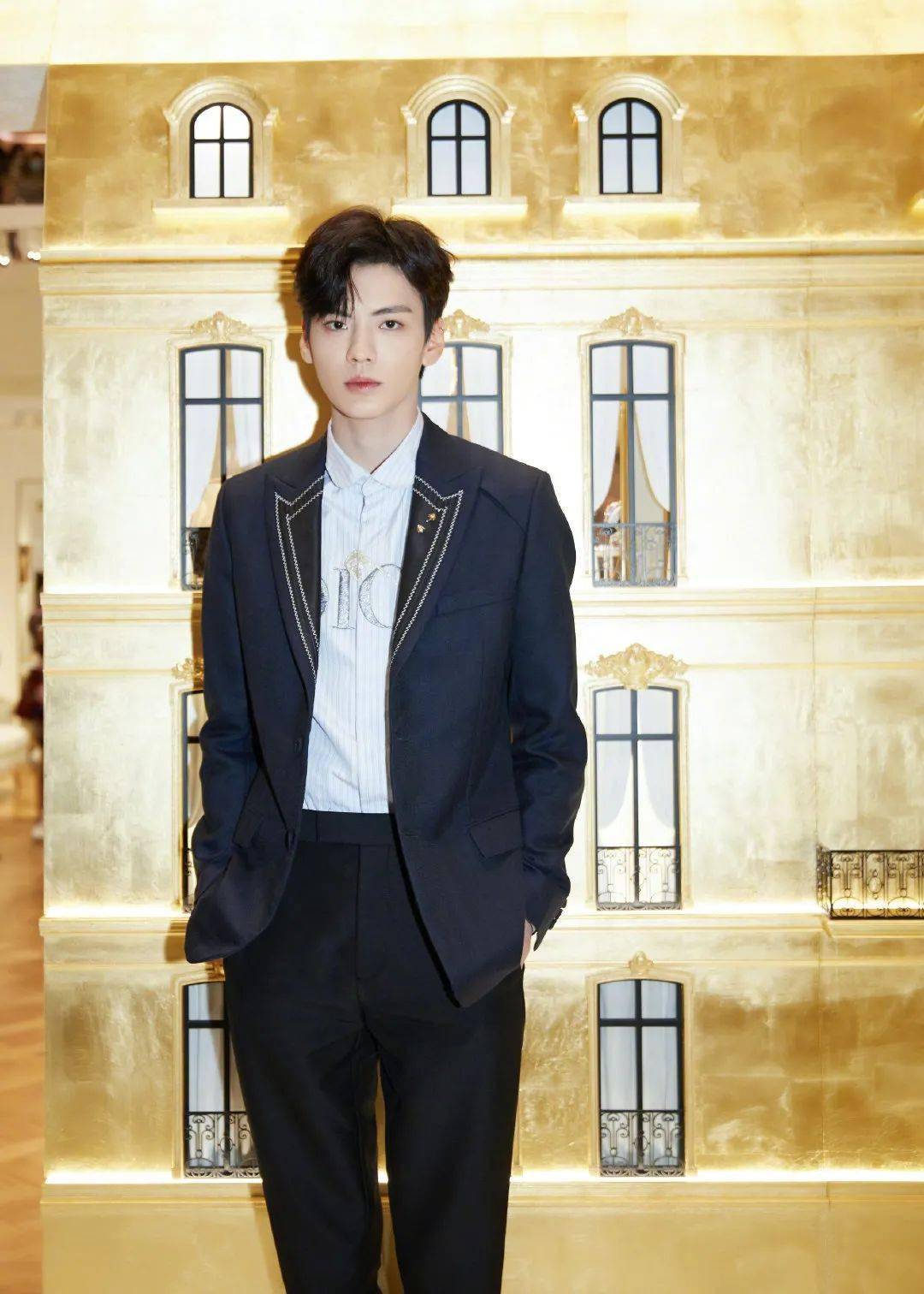 钟楚曦|快讯 | Angelababy封面、华晨宇活动、钟楚曦活动、杨超越大片