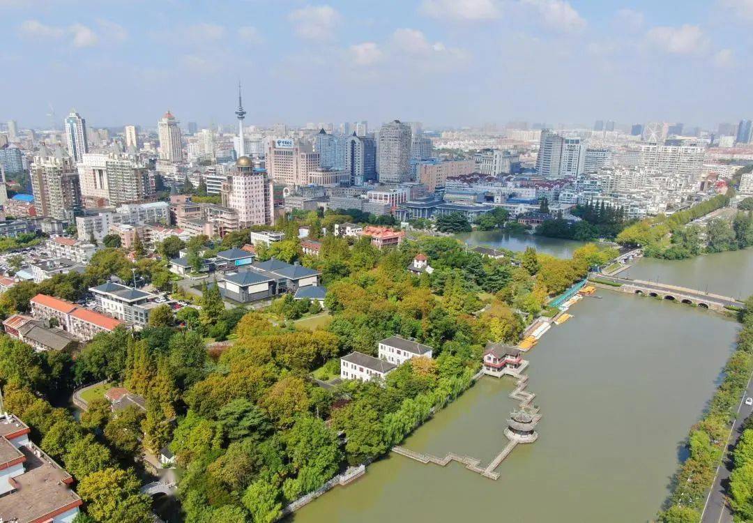 获评中国人居环境范例奖的濠河全长10公里水面千亩