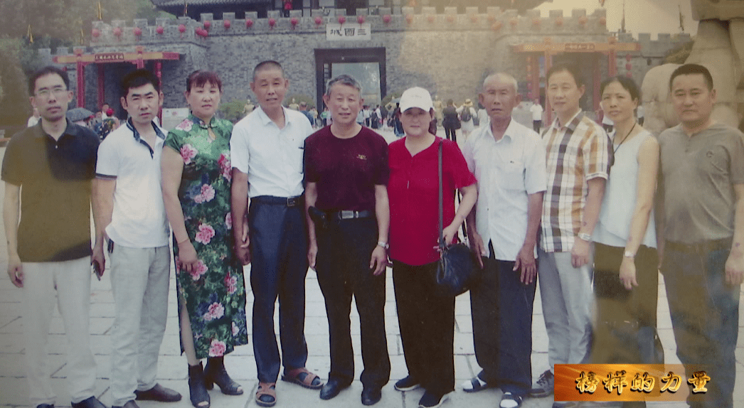 其实魏国华还有三个哥哥,但是三个哥哥有的"无法干体力活",有的"孩子