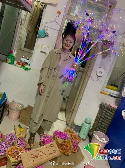 抗癌|患癌女大学生校园内卖花救母 自己已坚持抗癌七年