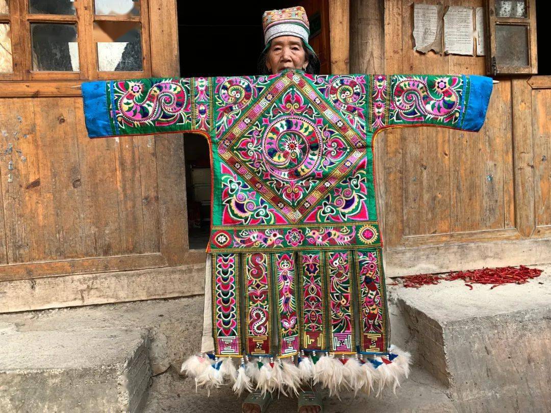 贵州丹寨：“80后”苗族青年，13年收藏100件苗族服装_苗衣
