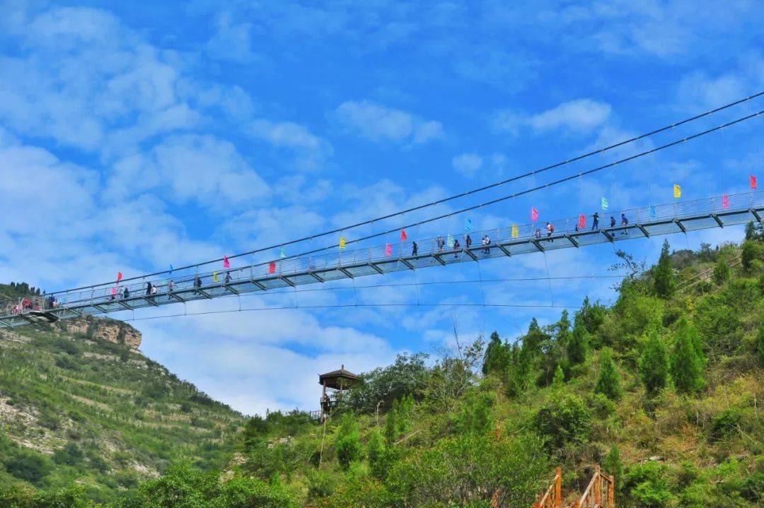 青铜山大峡谷看万山红遍层林尽染漫江碧透百舸争流