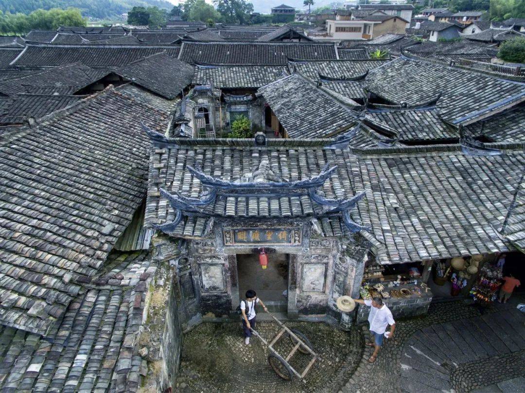 "九厅十八井""土楼""石方楼""围龙屋""排屋""骑楼"……这里通过空中