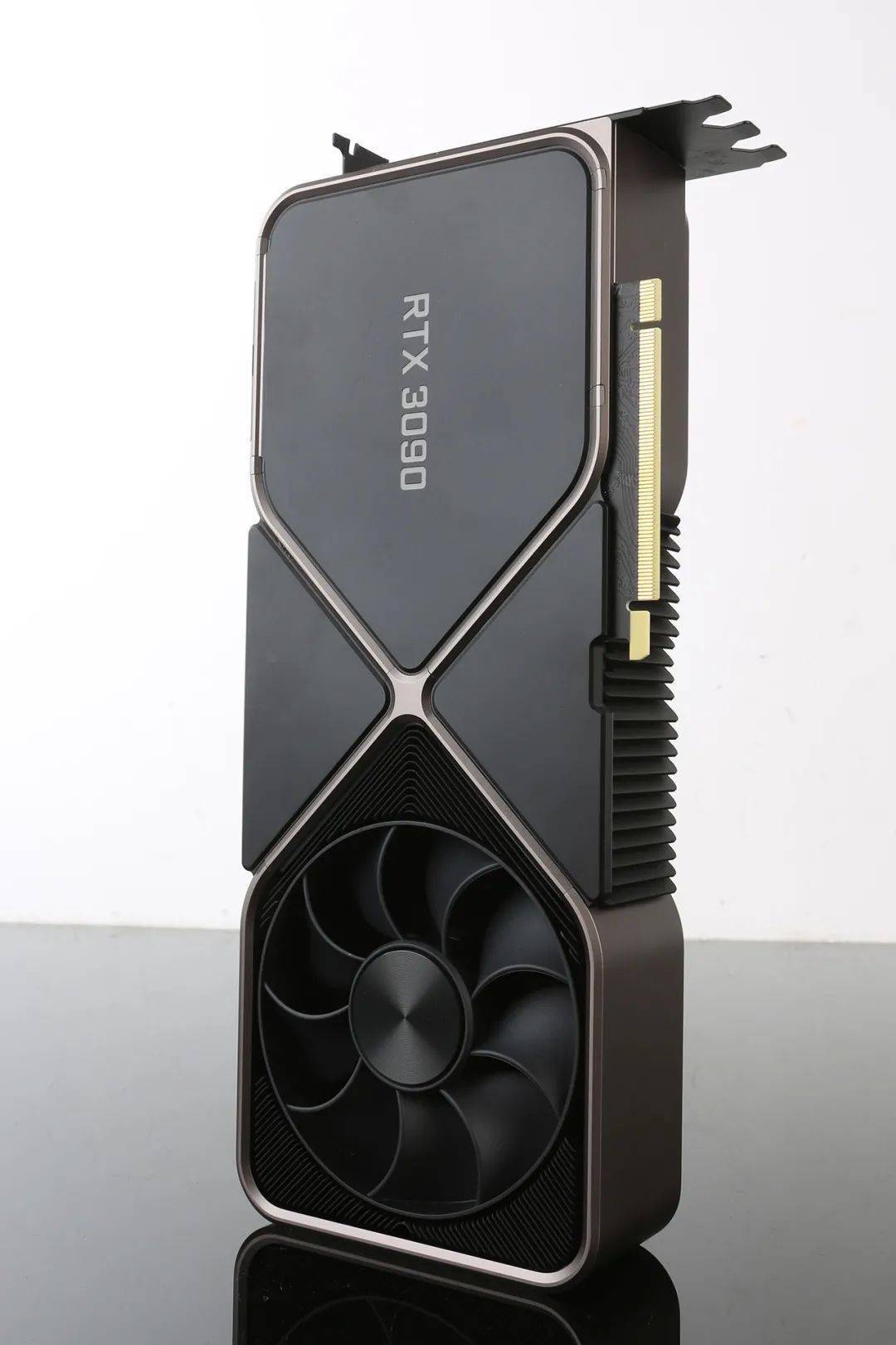 8k游戏和内容创作都是它的主战场把玩nvidiageforcertx3090founders