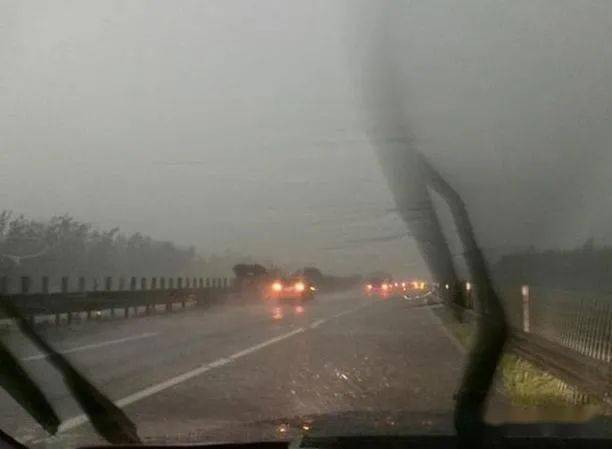 高速下暴雨 801f97e7bb794fe8a82fa8ceb0530bfa.jpeg