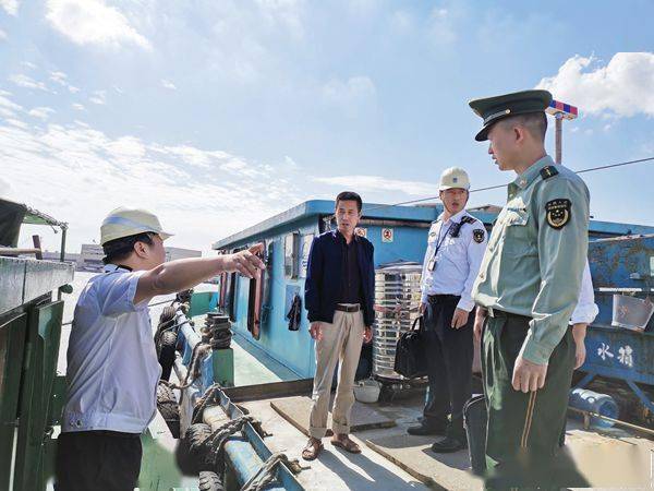 由舟山海警局和舟山海事局携手开展的我市"小型船舶专项打击行动"