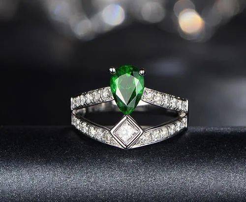 戴久|宝姐:戴翡翠显老?这抹“新绿”了解一下?戴久了连身价都翻番!