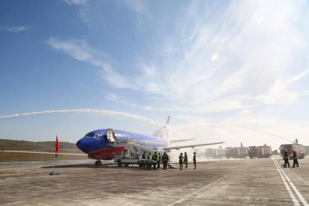 飞机场的消防车视频 19f528f32c694700b81ec24d609362c0.jpeg