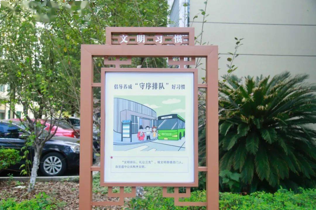 站在该镇新时代文明实践所门口,迎面只见一块巨大的宣传牌,上面写着 "