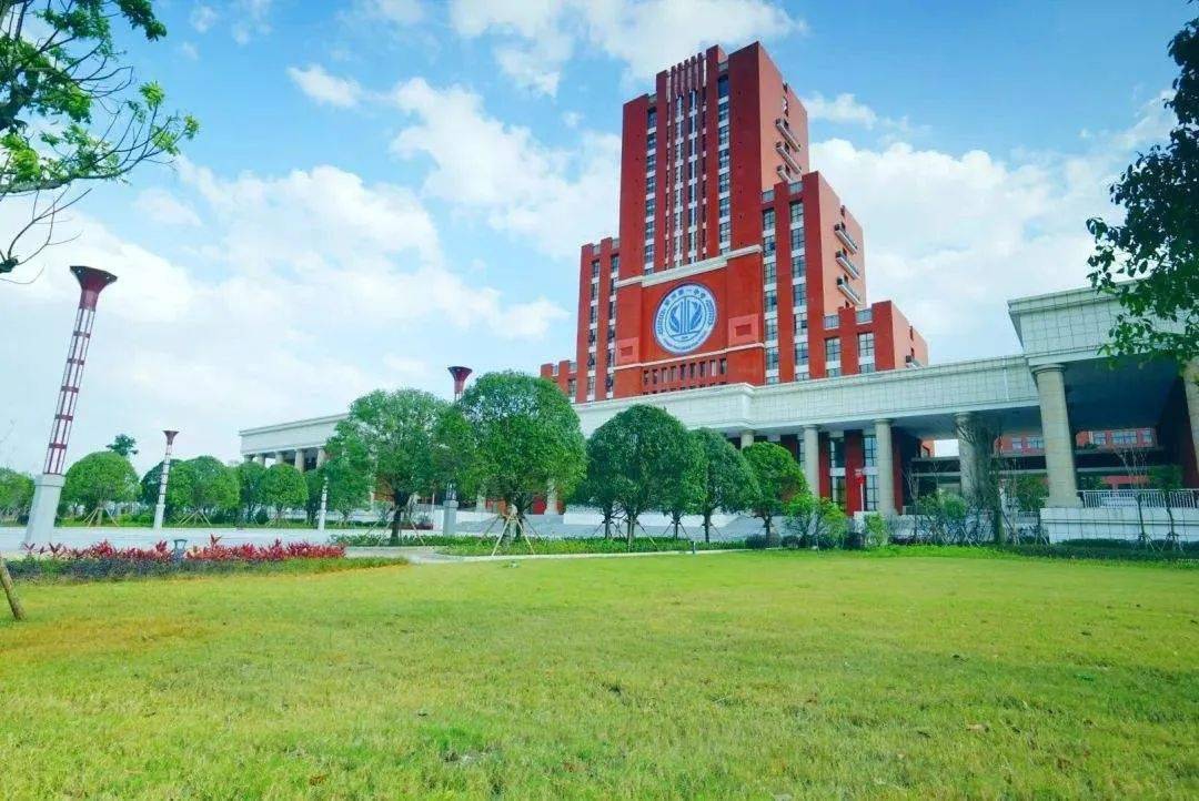下面跟着小编一起来 广西柳州高级中学位于柳州市桂中大道高新五