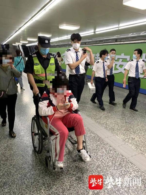 “咔吧”一声！小伙下楼梯时玩手机，摔了…
