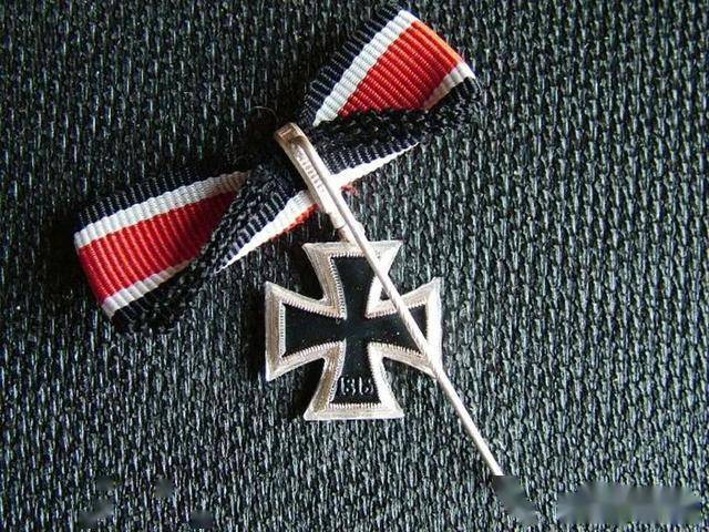 战后制作的1957年版骑士十字勋章缩微别针.