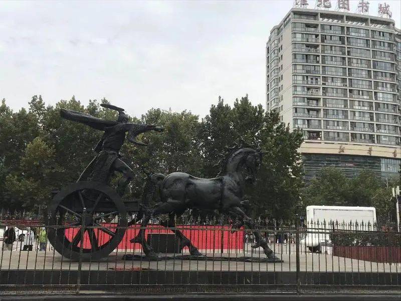 淮北市住房城乡建设局修复标志性雕塑彰显提升城市形象