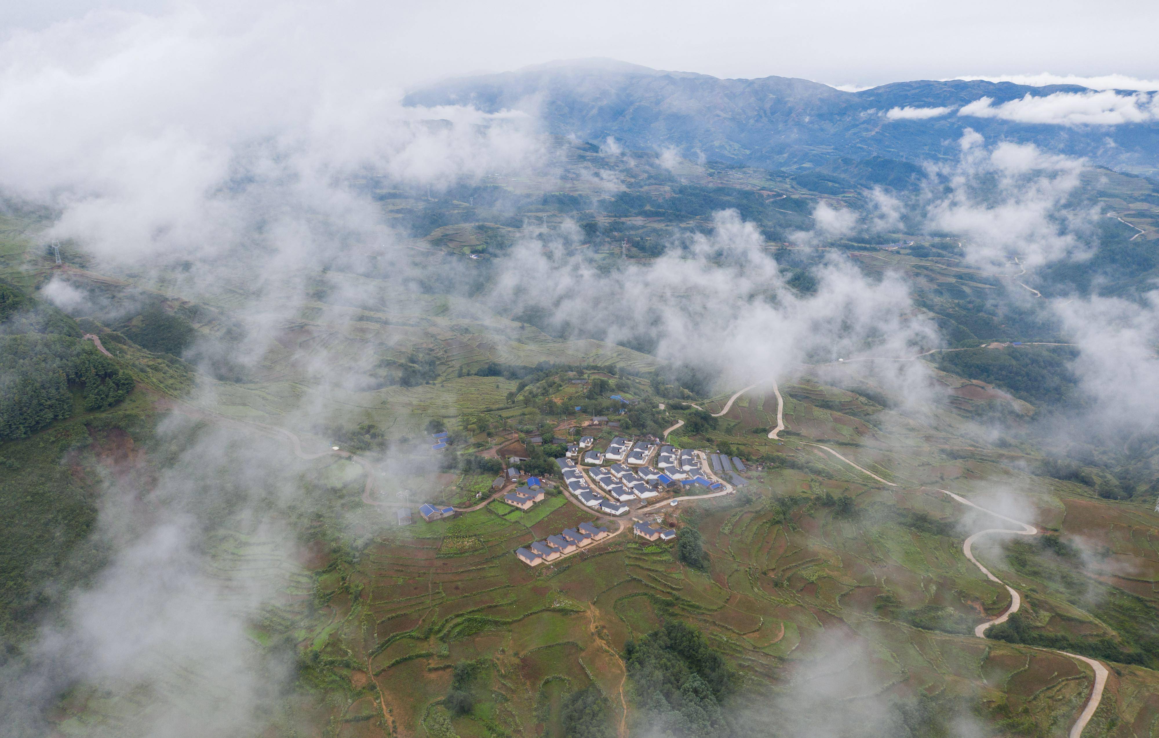 鸟瞰大凉山腹地昭觉县