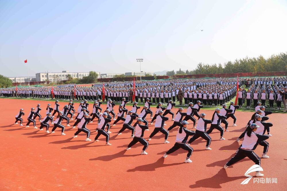 表演|再见军训 你好大学！济南职业学院3715名新生列着方阵走来了