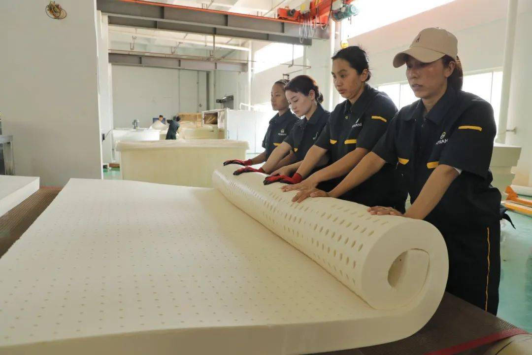 西双版纳的天然乳胶产品一天达成意向性销售额80万元,这个展销会松江