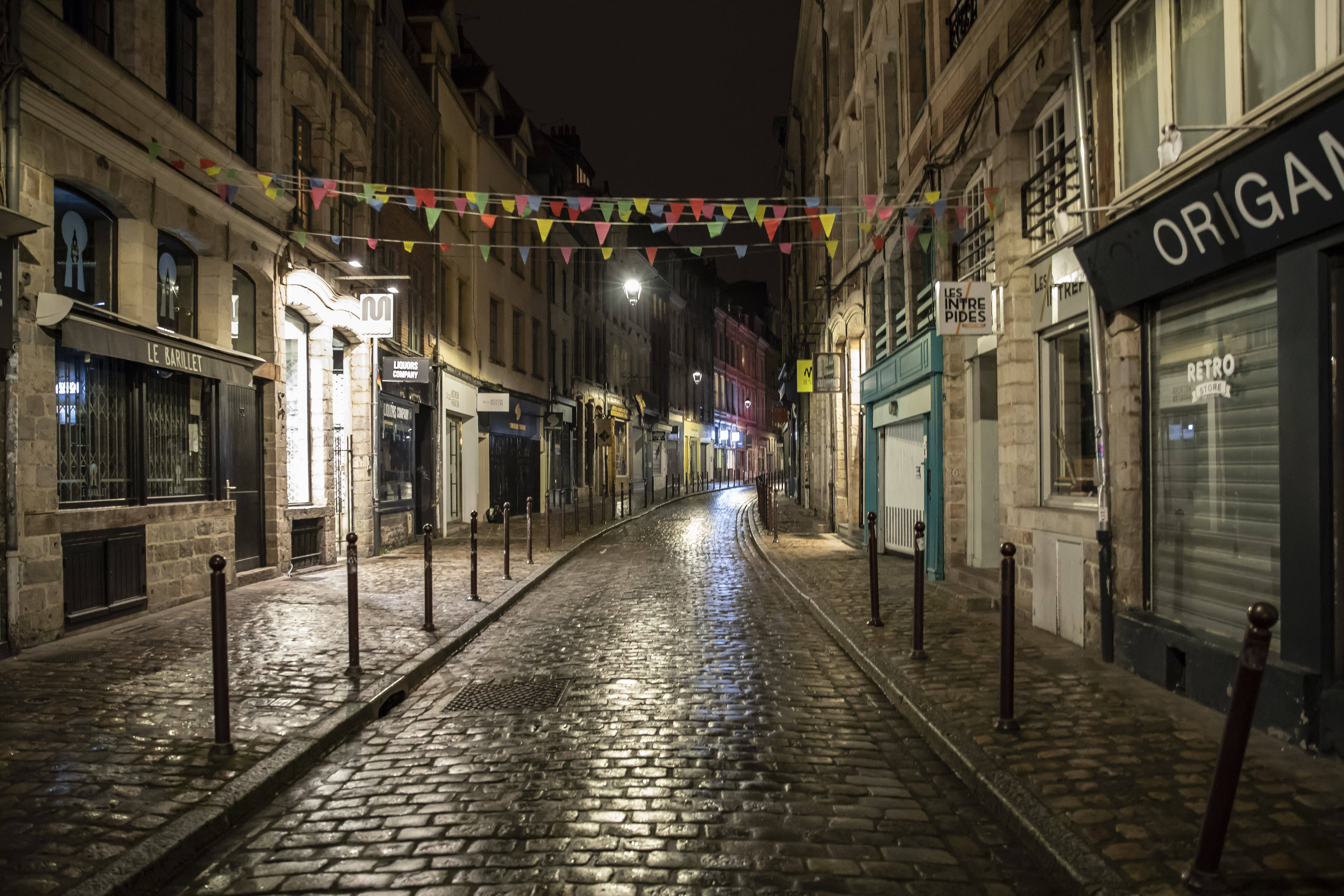 10月17日晚间,在法国北部城市里尔,警察在宵禁后的街道上巡逻.
