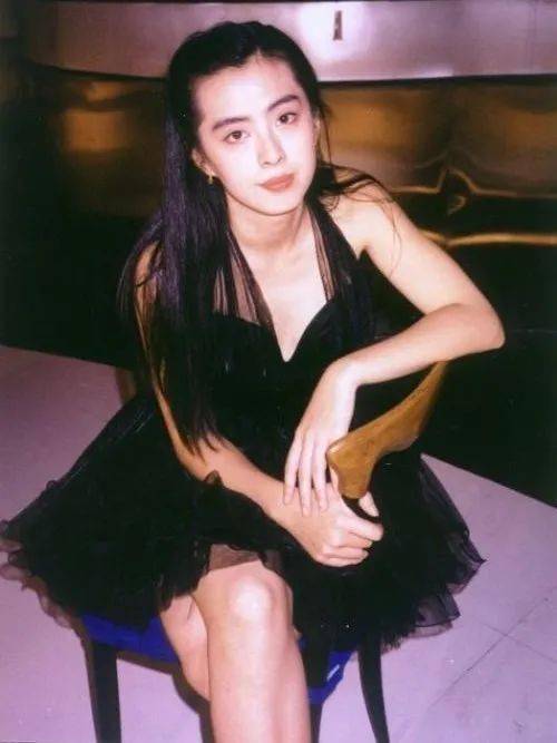 时髦女孩|被“高颅顶”审美毁掉的时髦女孩们