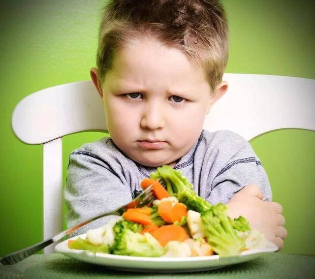 体格|同龄宝宝小区偶遇，体格悬殊惹人注目，宝妈笑称：S码撞上XL码