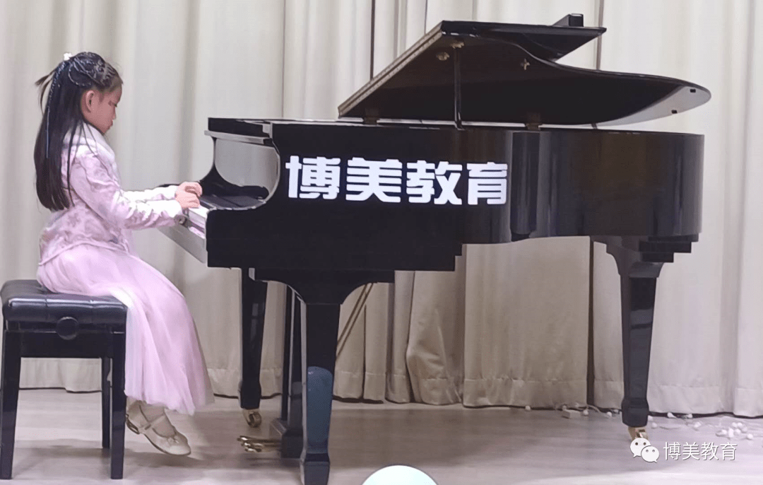 赵婉婷表演曲目《瑶族舞曲》表演者:倪可彦表演曲目《洋娃娃的梦》