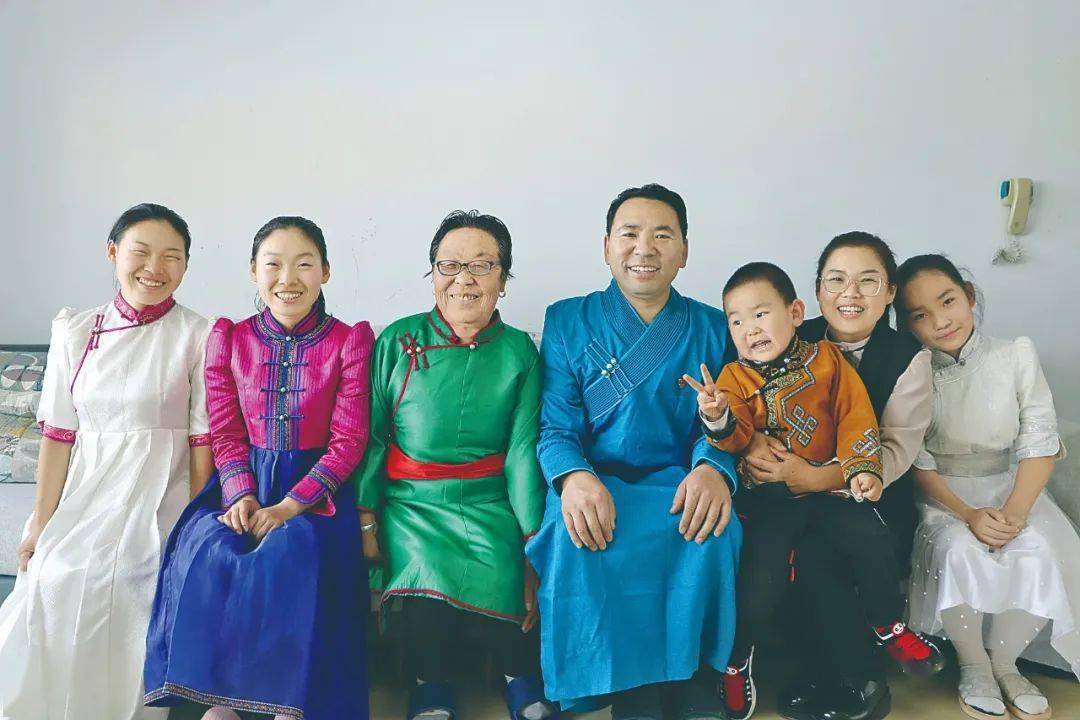 铸牢中华民族共同体意识汉族媳妇魏国琳和她的蒙古族家人孝老爱亲的