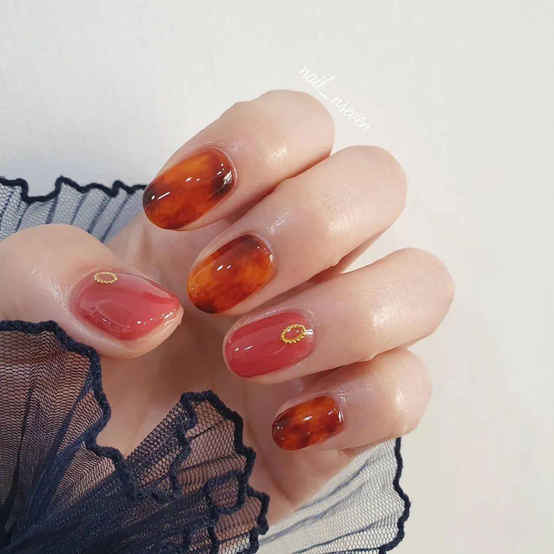 款式|每刻美丨两大流行款式的秋季美甲新鲜直达