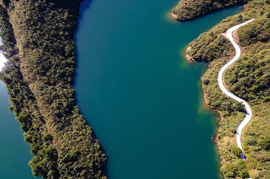 湖南湘西:航拍跃进水库 碧水青山风景如画