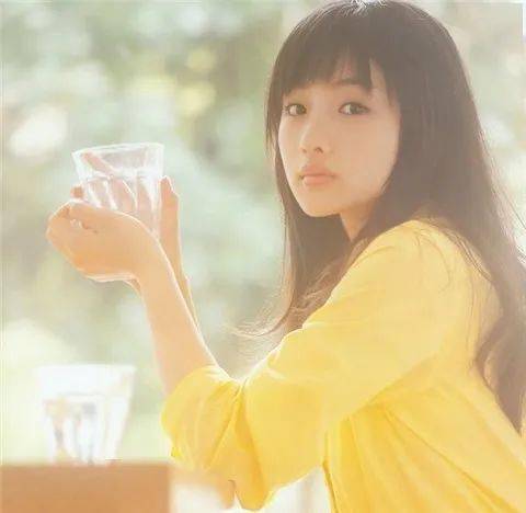 颜官宣|日本神颜官宣结婚!从“黑土胖”到“白美瘦”完美逆袭,期待她下一个高光!