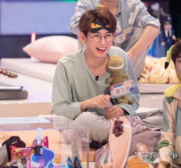 八卦爆料|原创纸片人选秀也玩照骗？唱歌仿佛烧水壶，确定不是考验虞书欣演技？